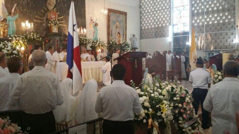 Dan el último adiós a la madre del Padre David Cosca