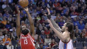 Rockets ganan a Thunder y Westbrook por 102-99