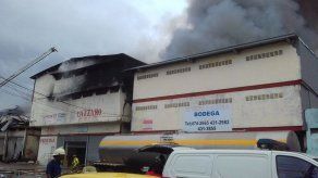 Incendio consume dos galeras en France Field
