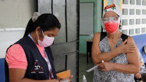 Adultos mayores de 60 años asisten a jornada de vacunación contra el COVID-19 en La Chorrera.