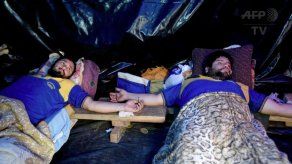 Choferes en huelga de hambre se crucifican y perforan labios en Paraguay