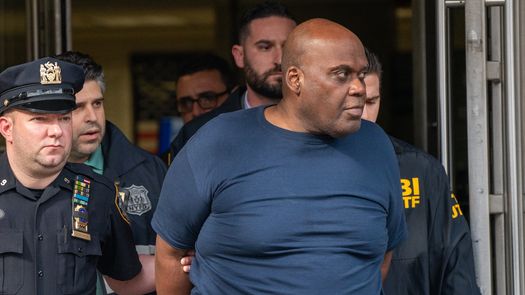 El sospechoso Frank James es escoltado por la policía después de ser arrestado por su conexión con el tiroteo masivo en la estación de metro 36 St el 13 de abril de 2022 en la ciudad de Nueva York.