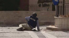 Video: Reportero queda atrapado en tiroteo entre rebeldes sirios