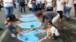 Familiares de las víctimas del accidente de Villa Lorena pintan 4 corazones azules