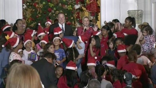 Realizan encendido de las luces del árbol de Navidad en el Palacio de las Garzas