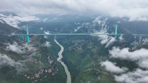 China inaugura el puente más alto del mundo