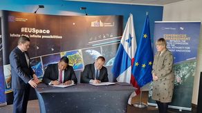 El administrador de la AIG de Panamá, Luis Oliva durante la firma con la Dirección General de Defensa e Industria de la Comisión Europea. El administrador de la AIG de Panamá, Luis Oliva durante la firma con la Dirección General de Defensa e Industria de la Comisión Europea.