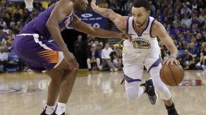 Curry y Durant conducen a Warrios a paliza sobre Suns
