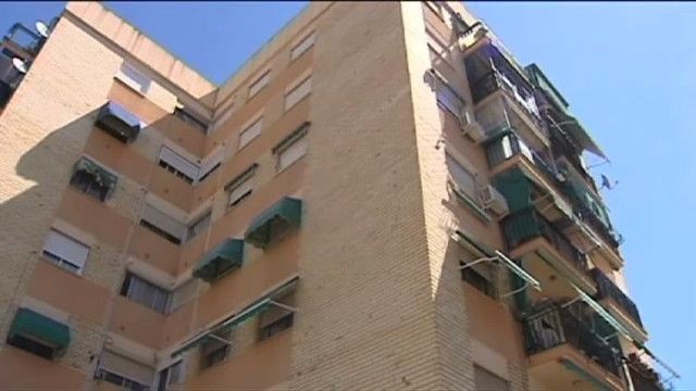 Policía española rescata con vida a bebé de dos días tirado a un desagüe