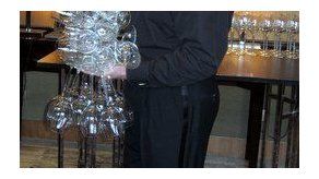 Sumiller sujetó 51 copas de vino en una sola mano y batió récord