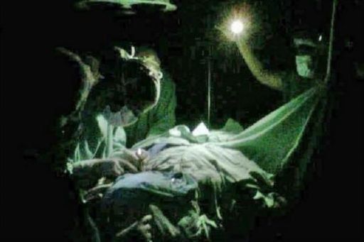 Operan a un niño a la luz de linternas y móviles en hospital argentino