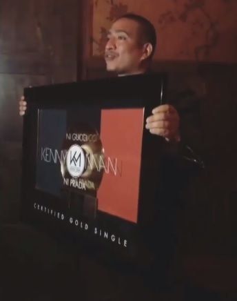Kenny Man recibe Disco de Oro en EEUU por su éxito Ni Gucci Ni Prada