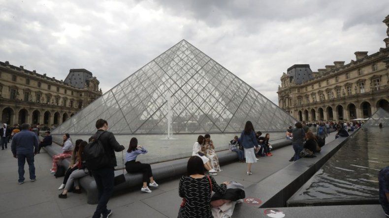 El Louvre cierra sus puertas por aglomeración de turistas