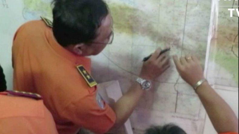 Avión indonesio estrellado, totalmente destruido