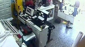 Ladrones armados y con un bebé atracan tienda de ropa en Argentina