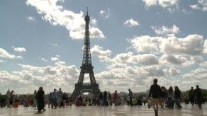 Detienen a hombre en la Torre Eiffel, quería atacar un militar