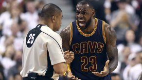 LeBron anota 35 puntos y Cavs barren a Raptors