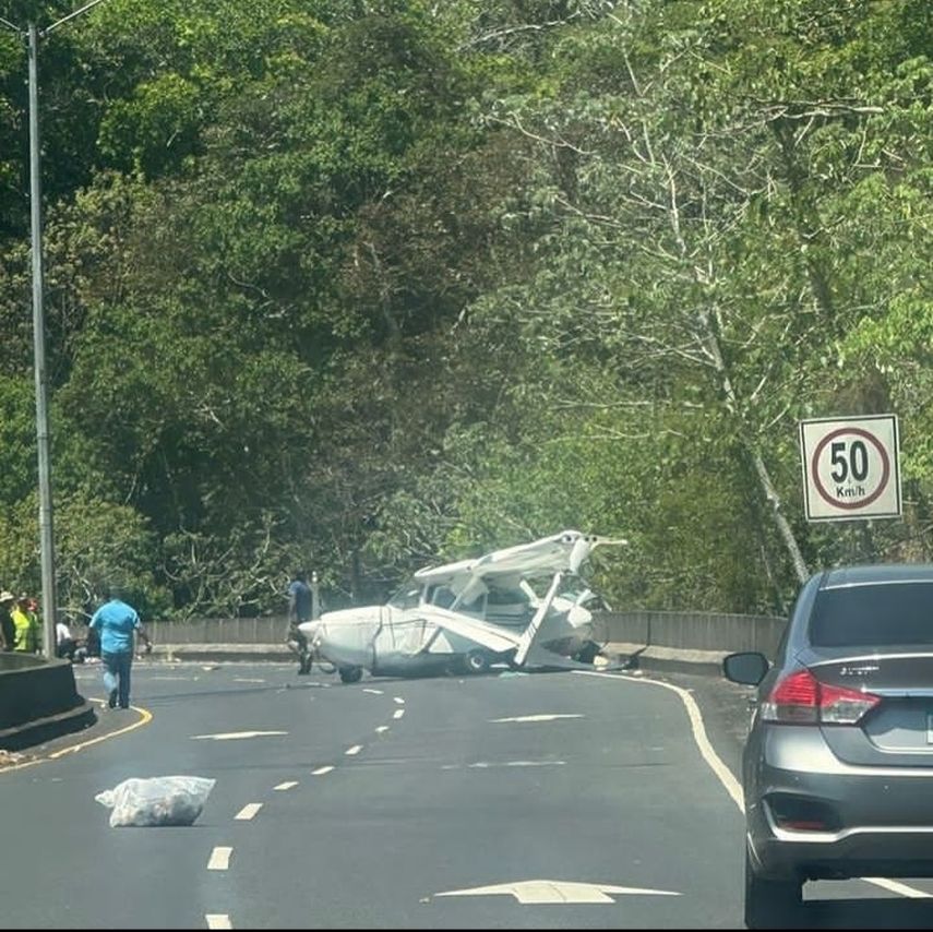 Avioneta cae en carretera hacia Albrook
