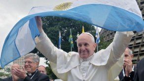 Trasladan actos finales de visita del papa a Brasil por la lluvia