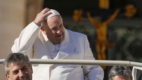 El papa Francisco de 85 años sigue usando una silla de ruedas, pero realiza viajes al exterior, indicio de que puede soportar itinerarios difíciles.