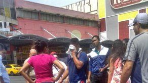 Motociclista choca contra un taxi en Colón