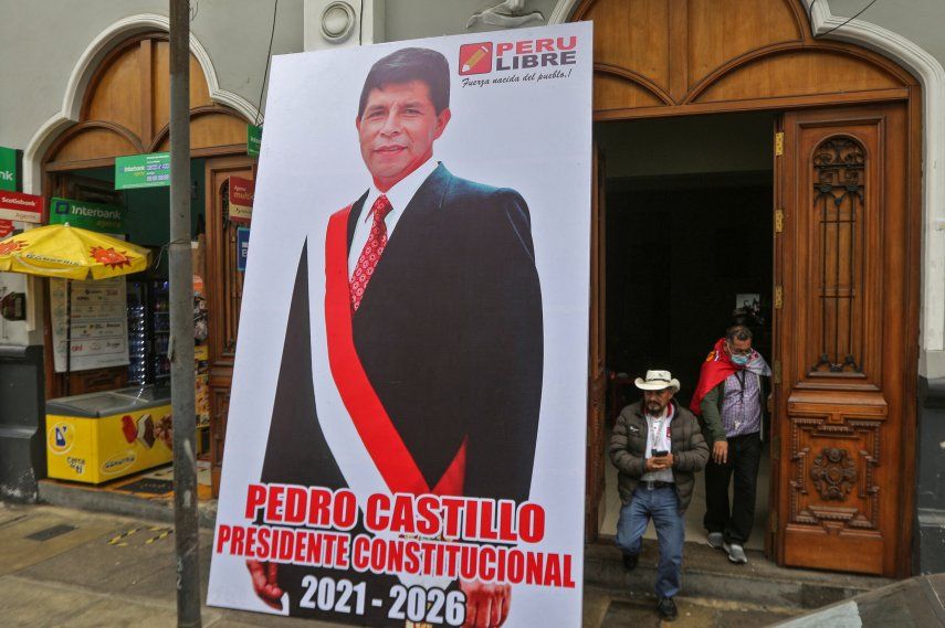 Vista de una pancarta que muestra al candidato presidencial de izquierda peruano por el partido Perú Libre