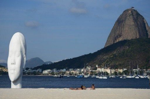 En Rio, una enorme cabeza emerge de las aguas para hacer soñar