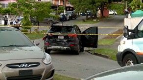 Hombre es asesinado dentro de un auto en San Cristóbal Hombre es asesinado dentro de un auto en San Cristóbal