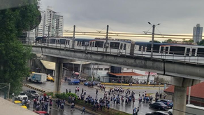 Estudiantes del Instituto Comercial se van a las calles y afecta tráfico vehicular