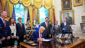 Donald Trump firmará una orden para reducir hasta un 80 % precio de medicinas con receta.