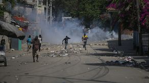 Una de las pandillas más poderosas de Haití cercó una importante terminal de combustible en la capital Puerto Príncipe.