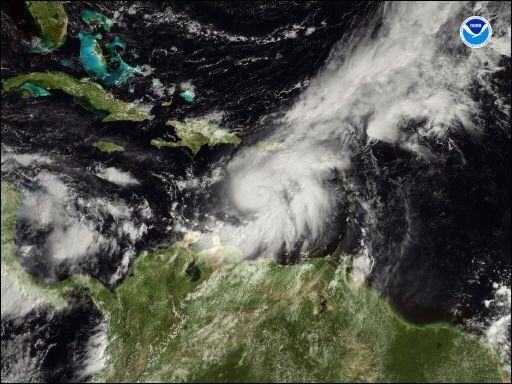 Cese de actividades en Puerto Rico ante proximidad de Omar