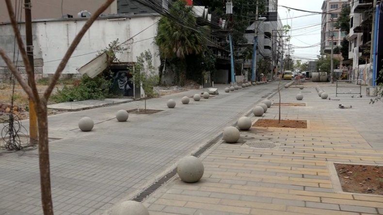 Banfield dice que bolardos en Calle Uruguay cuentan con aprobación de los Bomberos y la ATTT