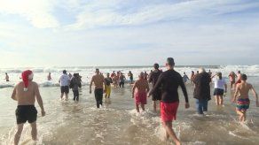 Una zambullida en agua helada para recibir el Año Nuevo 2022