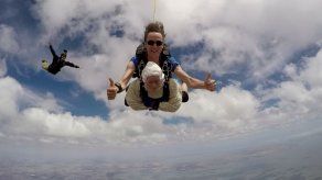 Una bisabuela de 102 años se convierte en la paracaidista más anciana del planeta