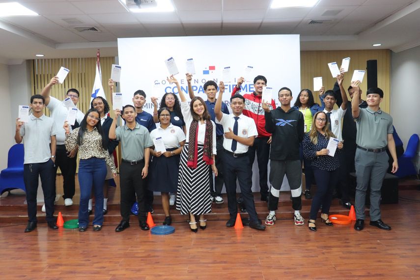 El MIDES entregó las primeras tarjetas de corresponsabilidad a los jóvenes del programa Padrino Empresario