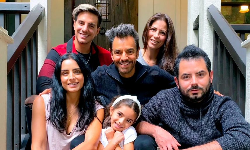 En la foto, Eugenio Derbez y sus hijos junto a su actual esposa