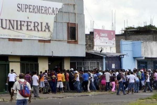 Queman una alcaldía y saquean camiones de comida en el oeste de Venezuela