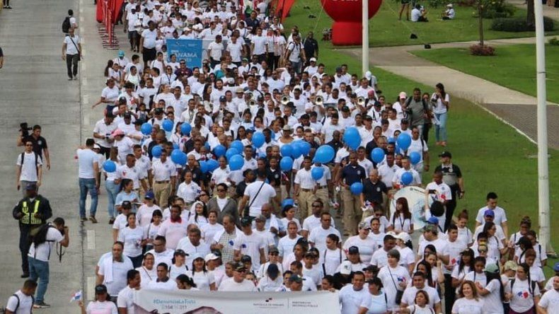 Decenas de panameños recorren la Cinta Costera 1 en una caminata contra la trata de personas