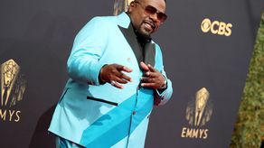 El presentador de los Emmy se burla de los duques de Sussex en la popular gala de premios