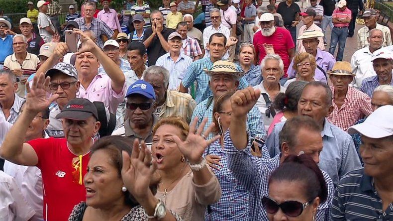 Empresarios tildan de electorera propuesta de descuentos hasta de 75% para jubilados