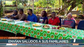 Personas que aceptaron el reto Cambiando Vidas comparten en un desayuno navideño