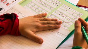 Estudio vincula tareas escolares con el estrés familiar