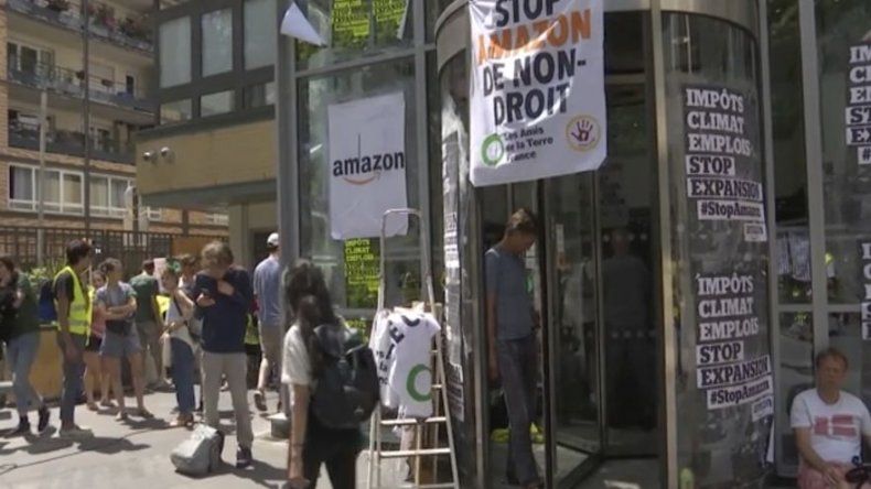 Manifestantes bloquean instalaciones de Amazon en Francia