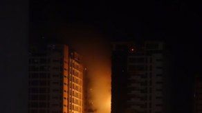 Voraz incendio en torres residenciales de Emiratos Árabes Unidos