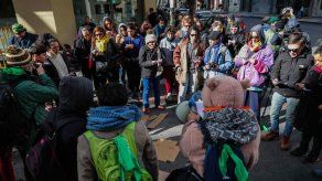 Besazo de mujeres en Uruguay en protesta de sentencia a lesbiana argentina
