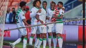 Con goles de Gleofilo Vlijter y Nigel Hasselbaink, la selección de Surinam venció a Guadalupe.