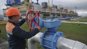 Ucrania deja de comprar gas a Rusia; cierra el espacio aéreo