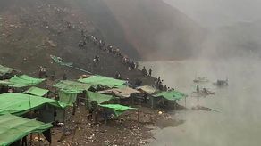 Más de 70 mineros que buscaban jade fueron arrastrados hasta un lago unas horas antes del amanecer, cuando se produjo el deslave, según Nyo Chaw, miembro del Equipo de Rescate de Gayunar de Myanmar.