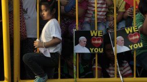 Niños lloran por no ver al papa en Filipinas